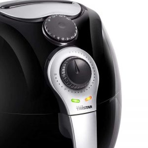 controles manuales en una freidora sin aceite