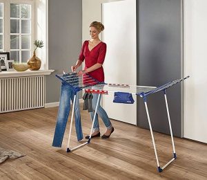 mujer usando tendedero de interior