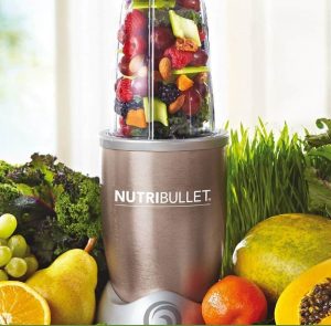 batidora de smoothies con verdura y fruta alrededor