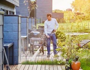 hombre limpiando patio con hidrolimpiadora