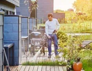 hombre limpiando patio con hidrolimpiadora