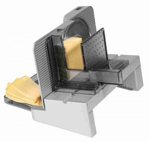 maquina cortadora de fiambre haciendo lonchas de queso
