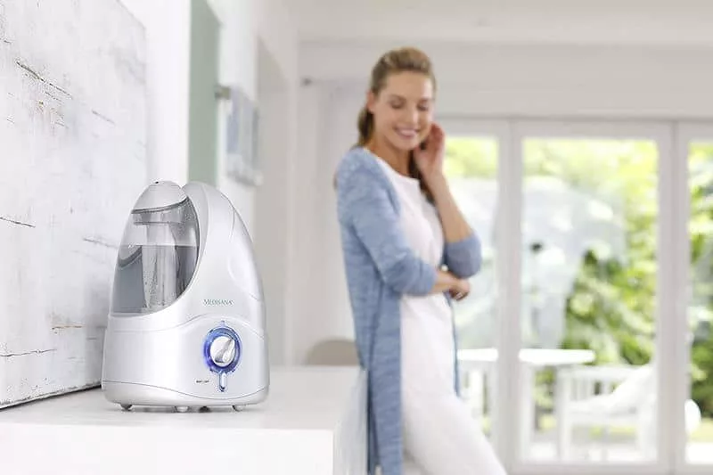 mujer contenta con su humidificador