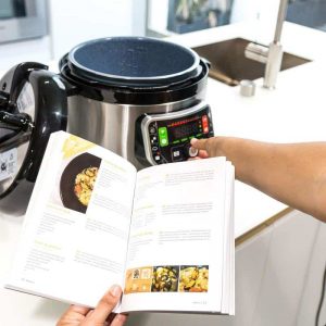 programando una olla electrica con libro de recetas