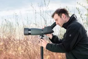 chico usando telescopio terrestre profesional