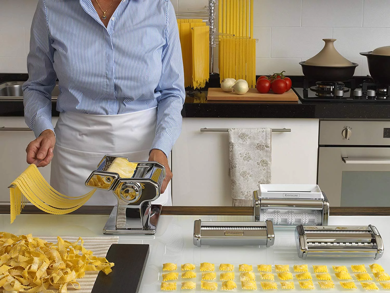 mujer haciendo distintos tipos de pasta