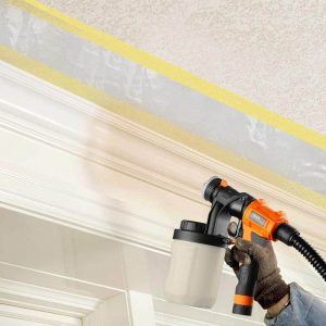 usando pistola para pintar en interiores