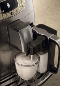 accesorio de leche en una cafetera express