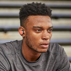 chico con auriculares sin cables