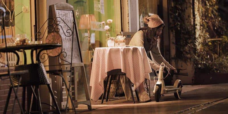 chica plegando monopatin electrico