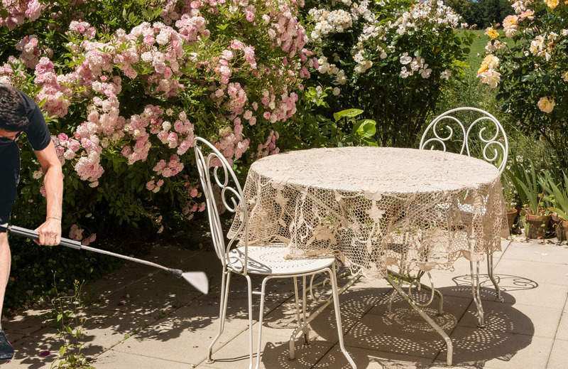 Lavar las baldosas y limpiar el suelo de la terraza con una hidrolimpiadora