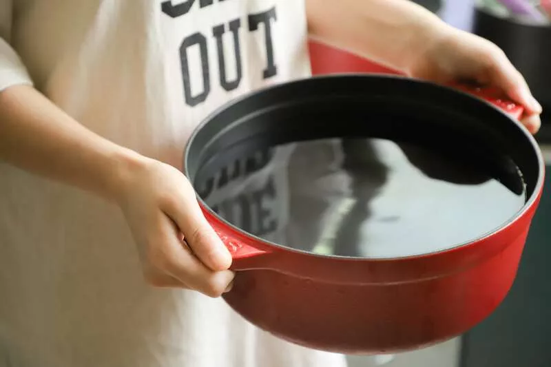 Mezcla vinagre y limón en 1 litro de agua para limpiar las ollas de aluminio