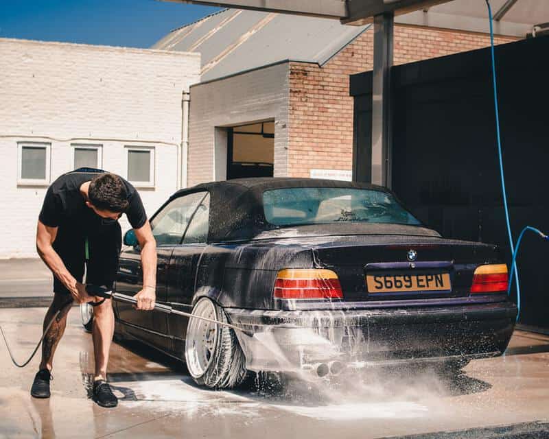 Retirar el jabón después de enjabonar el coche