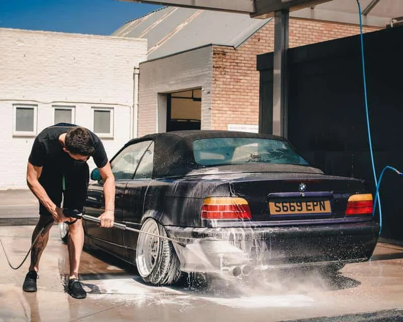 Retirar el jabón después de enjabonar el coche