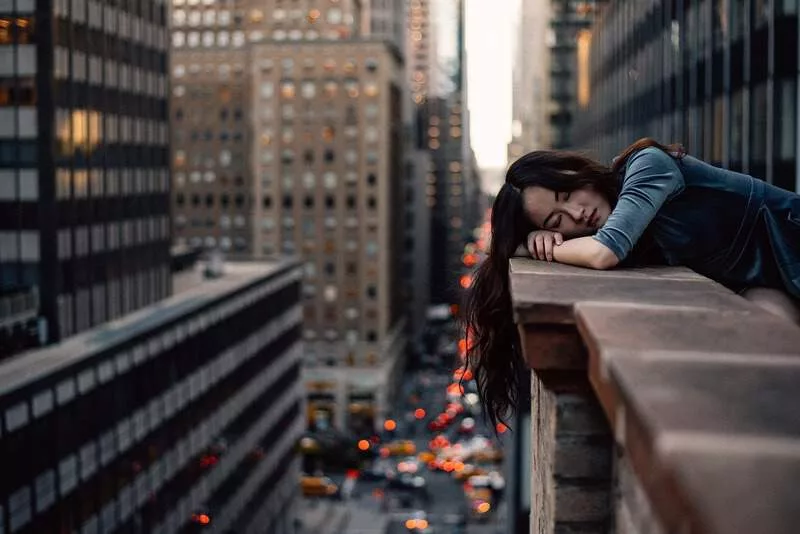 chica agotada de limpiar la terraza