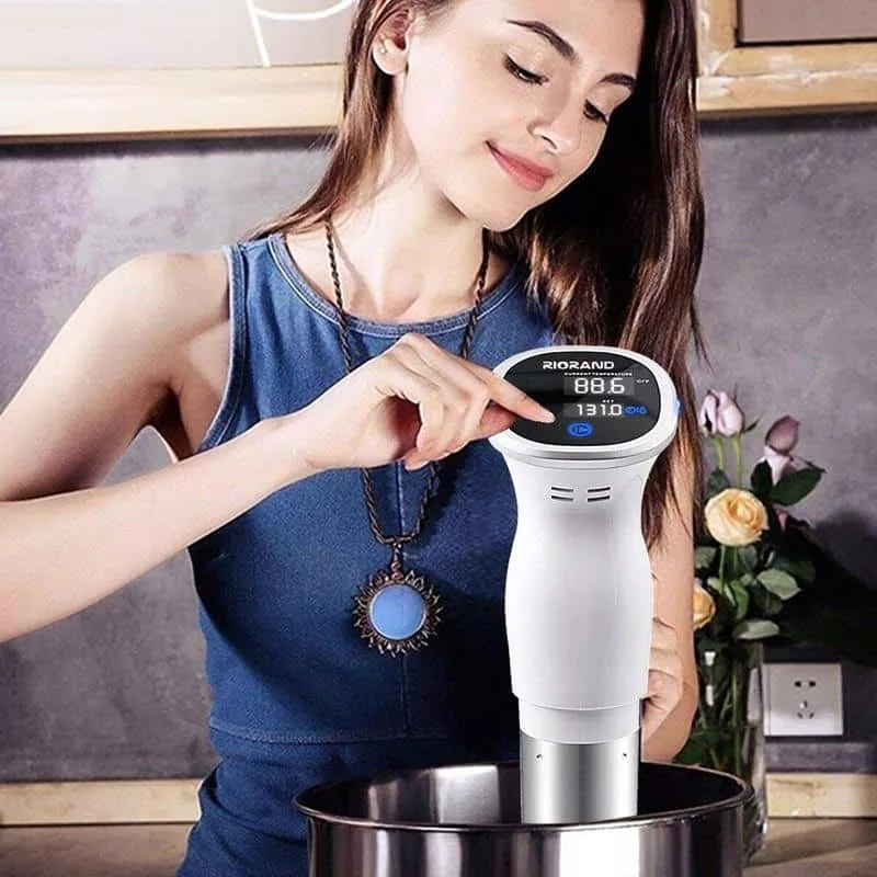 chica preparando la receta de chuletas de cerdo