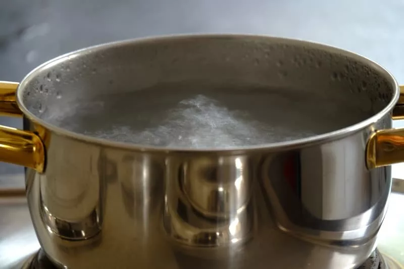 olla de aluminio con agua hirviendo