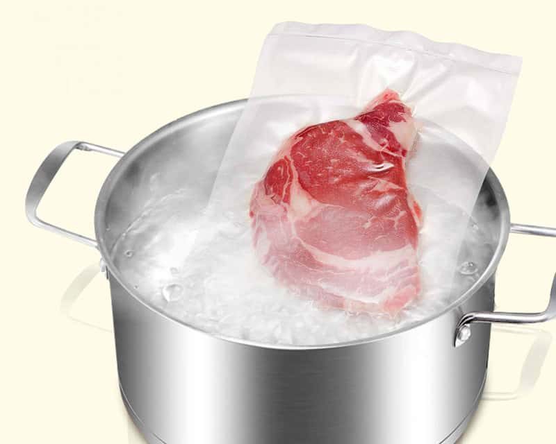 preparación del filete sous vide con salsa