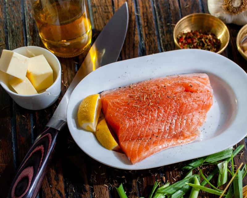 preparación del salmón con puré de guisantes