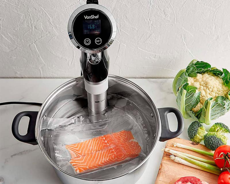 receta de salmón con puré cocinándose con sous vide