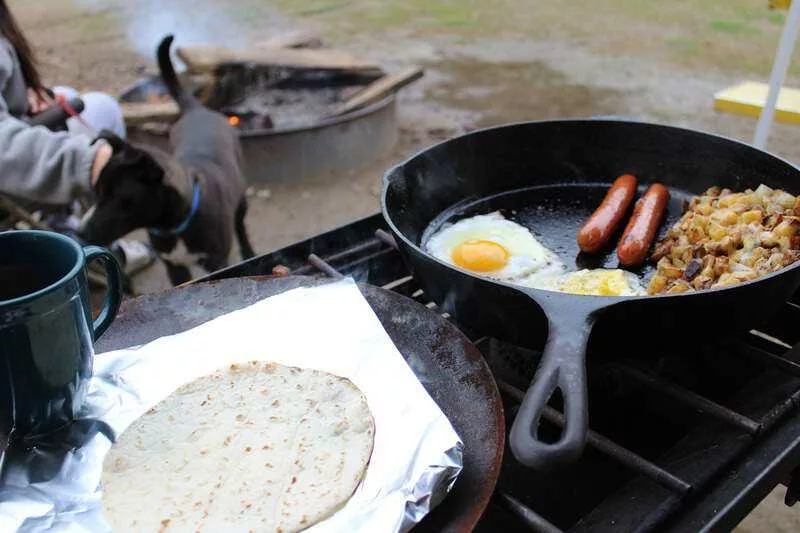 uso múltiple de una sartén para cocinar alimentos