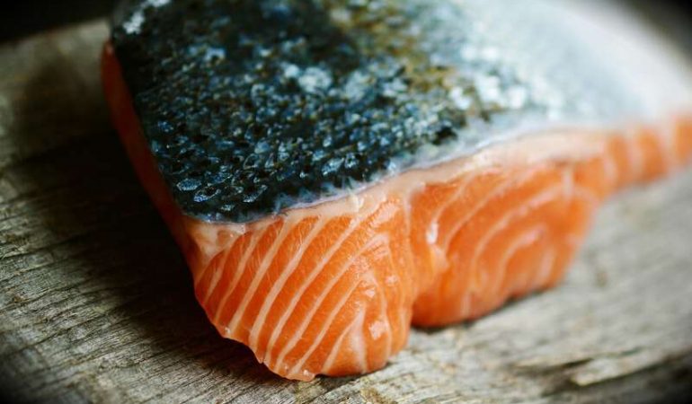 Receta: salmón con puré de guisantes verdes
